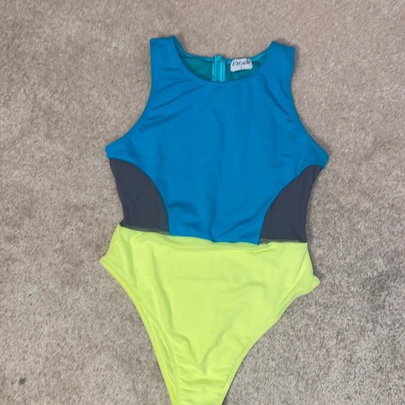 🔥 Sexy Two Toned One-Piece Swimsuit - Picture 3 of 5